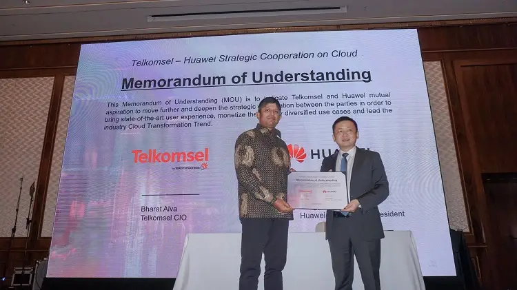 Direct Release: Huawei Cloud Dipilih Sebagai Provider FMC Big Data Platform untuk Mempercepat Ekspansi Bisnis Telkomsel dengan Infrastruktur Unggul dan Teknologi yang Inovatif 19 Bharat Alva Direktur IT Telkomsel kiri dan James Tan Vice President of Solution Sales Huawei Cloud APAC 2