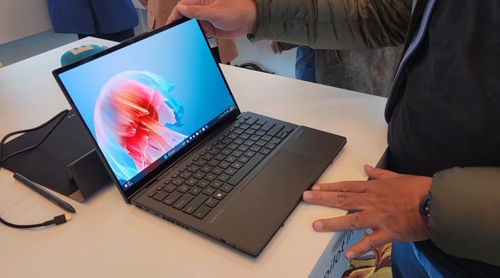 ASUS Resmi Kenalkan Zenbook DUO Generasi Terbaru di CES 2024 3 ASUS Zenbook Duo CES 2024 1