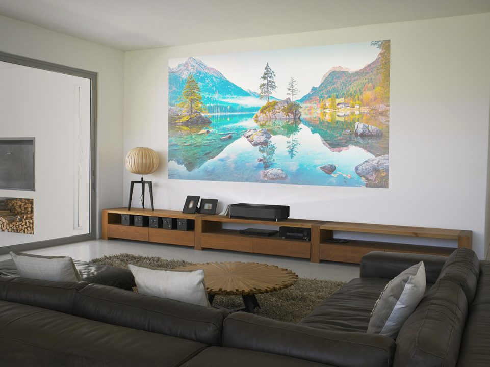 Mengapa harus memiliki proyektor untuk dirumah? Nih 8 alasannya 2 Epson EpiqVision Ultra EH-LS800B