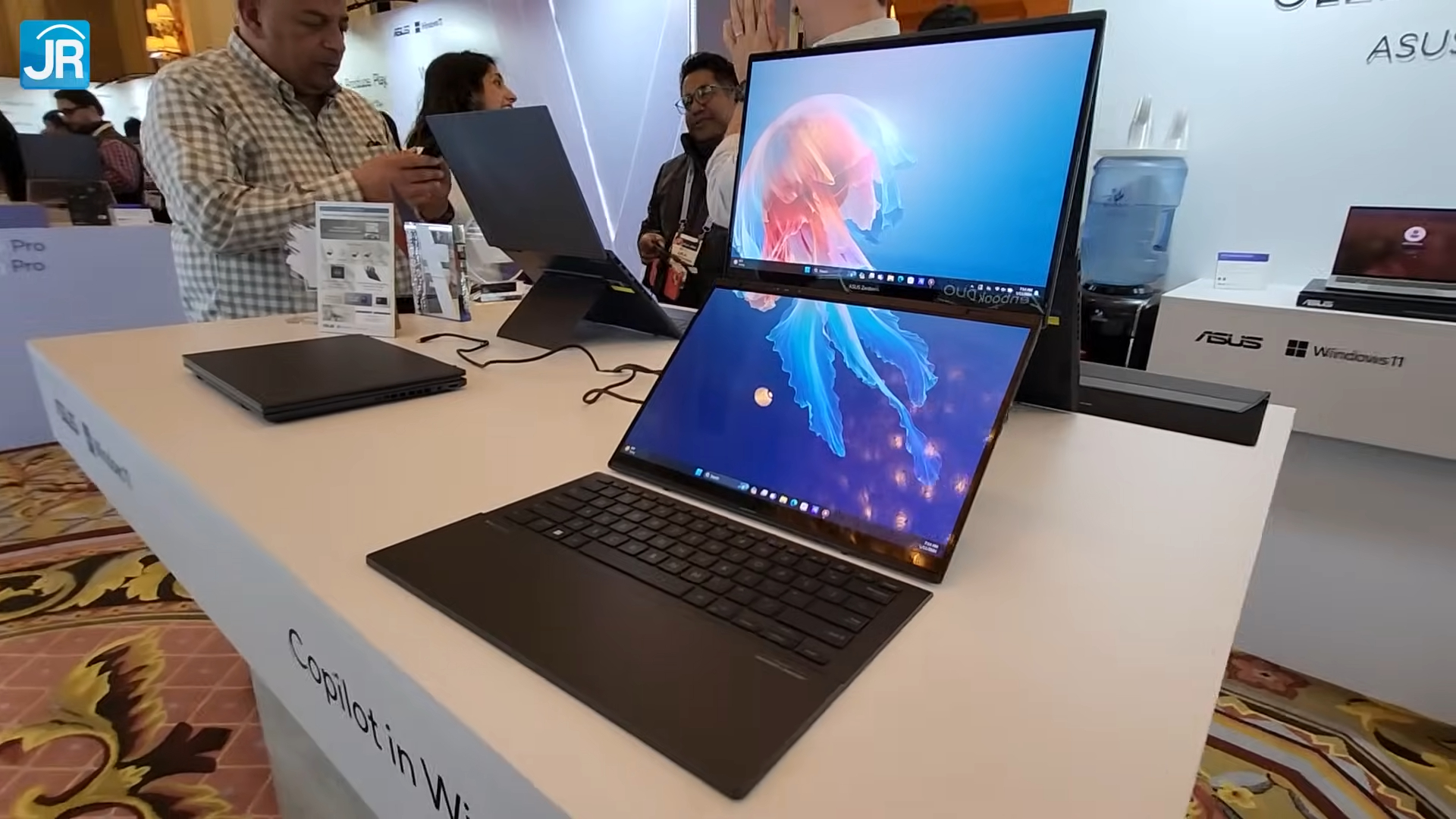 Review ASUS Zenbook DUO (2024) UX8406: Laptop Dua Layar Kencang untuk Kerja Lebih Produktif 4 ASUS Zenbook DUO 2028 UX8406 1