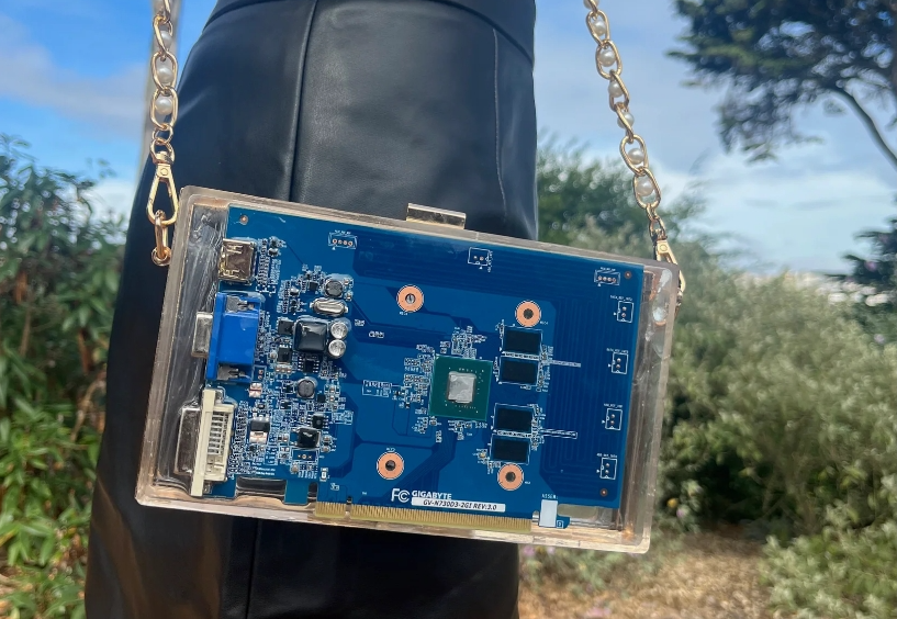 Tas Jinjing Mewah Ini Dihiasi Komponen GPU, Apa Gunanya? 1 GPU Purse