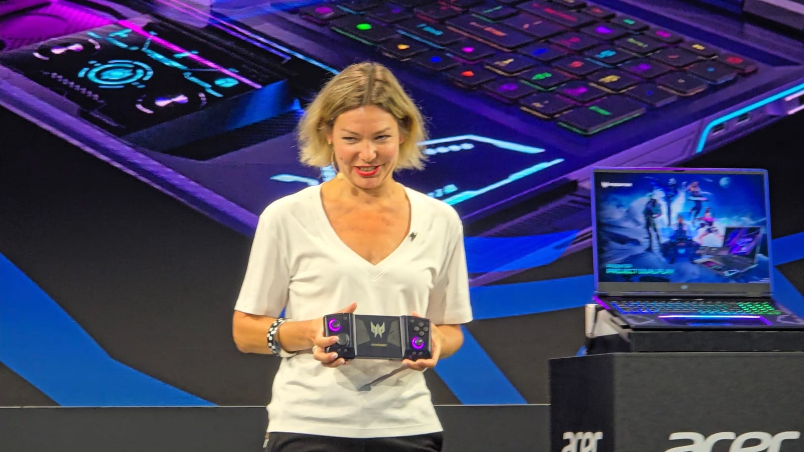 Acer Pamer Laptop Konsep Project DualPlay, Laptop dengan Kontroler Lepas/Pasang 1 Acer Project DualPlay