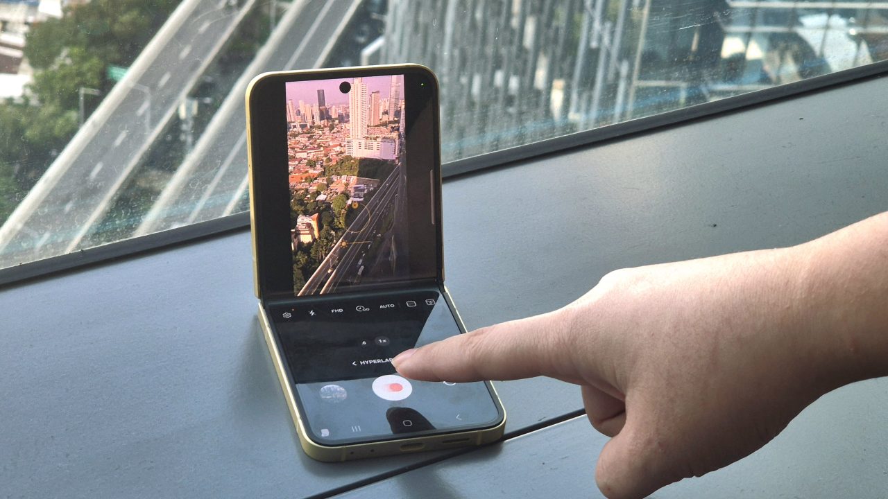 3 Ide Konten Media Sosial yang Unik Pakai Galaxy Z Flip6 2 2 3 Ide Konten Z Flip6