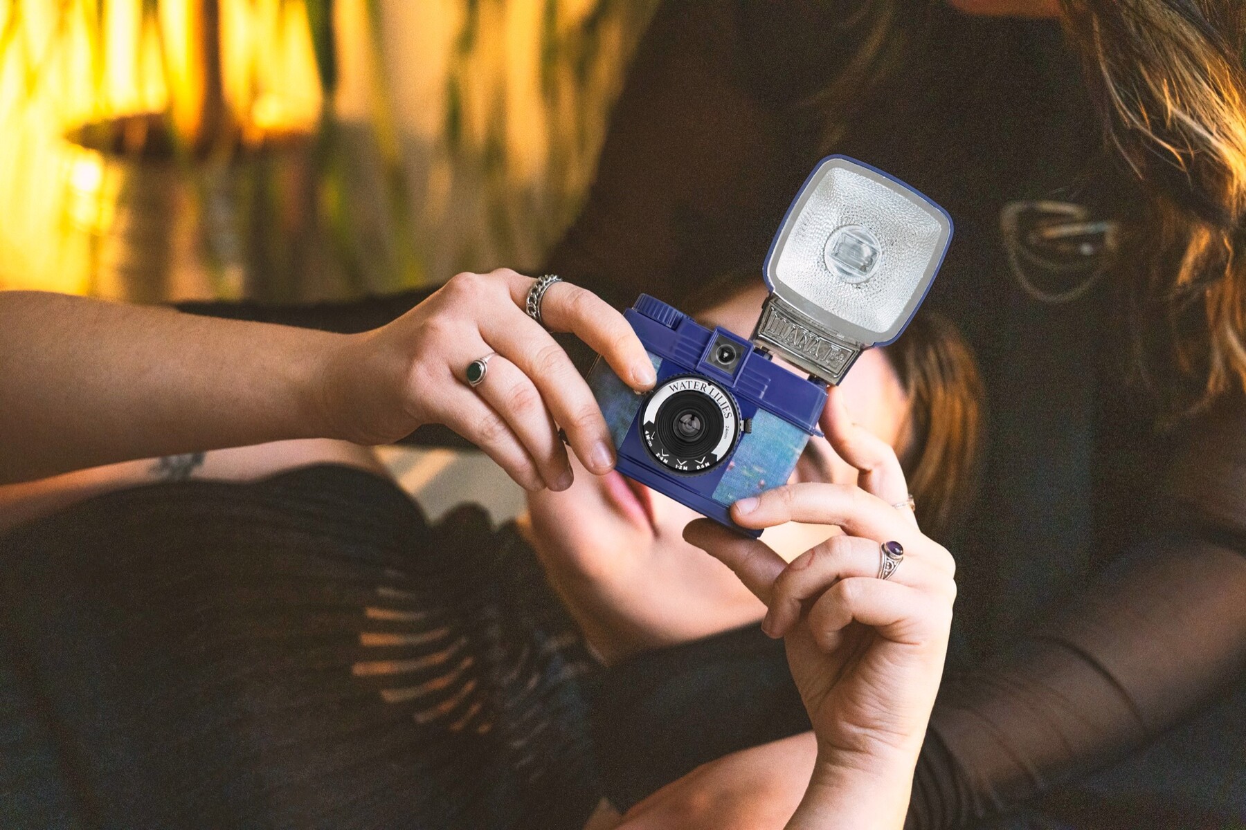 Lomography Luncurkan Kamera Analog Half-Format Terjangkau 1 csm lomourette water lilies with people horizontal 2a93830824