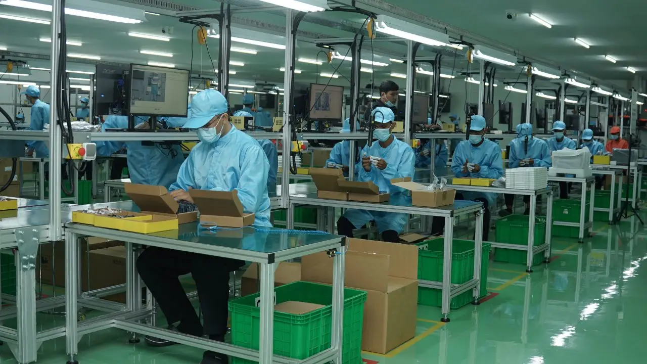 Acer Umumkan Perluasan Pabrik, Kini 10 Ribu Meter Persegi dan Dilengkapi AI 2 Penggunaan teknologi AI di ruangan conveyor line menghadirkan efisiensi tinggi dalam setiap proses produksi di Acer Manufacturing Indonesia