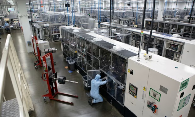 Inggris Investasikan £1 Miliar Untuk Pembangunan Pabrik Baterai Kendaraan Listrik 1 Workers in a gigafactory in Sunderland The UK has secured 1 billion to build a new battery plant courtesy of Richard Saker The Guardian