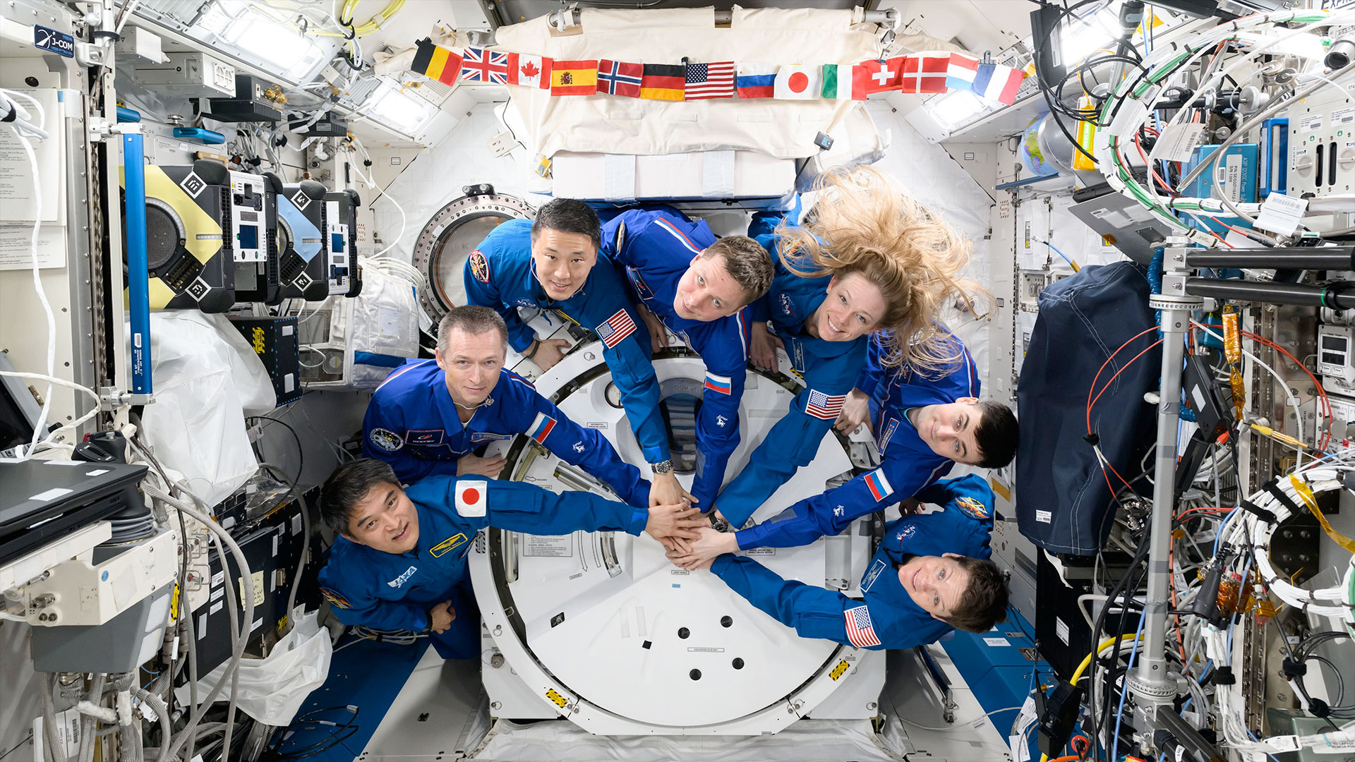 Astronot Sekarang Bisa Nyuci di Luar Angkasa! 13 Astronot