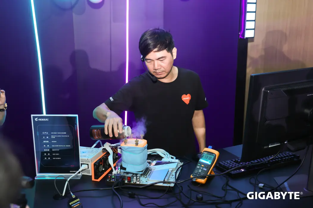 Prosesor AMD Ryzen 7 9800X3D Ini Jadi Yang Pertama Jalan di 7.3 GHz! 1 hicookie overclocking amd ryzen 7 9800x3d