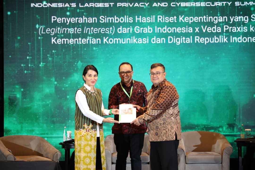 Grab Indonesia dan Veda Praxis Serahkan Laporan Riset Legitimate Interest ke Komdigi di Forum GRACS IPSS 2025 1 Grab Indonesia dan Verda Praxis GRACS IPSS 2025