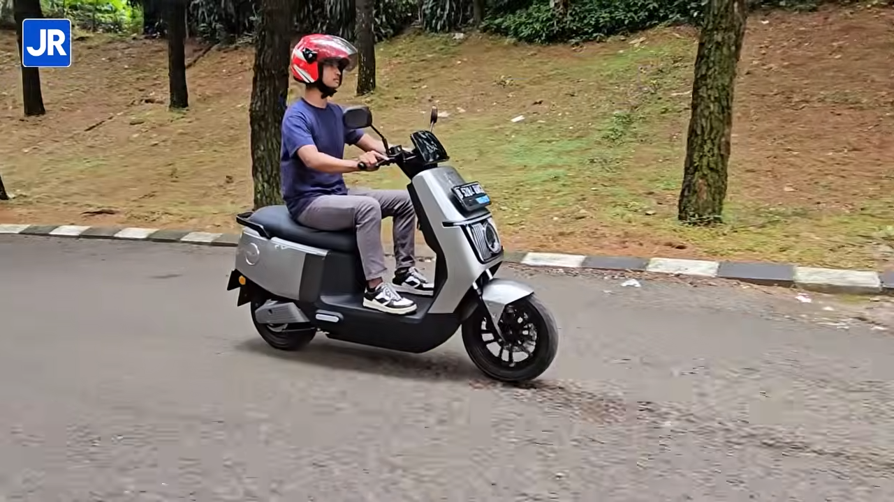 Review Polytron Fox 200: Rp 11 Jutaan, Punya Cruise Control dan Alarm Kalo Salah Belok! 1 Polytron Fox 200 1