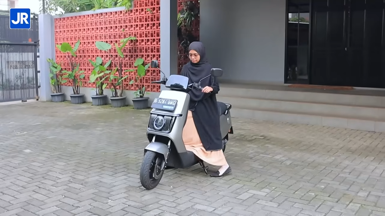 Review Polytron Fox 200: Rp 11 Jutaan, Punya Cruise Control dan Alarm Kalo Salah Belok! 3 Polytron Fox 200 3