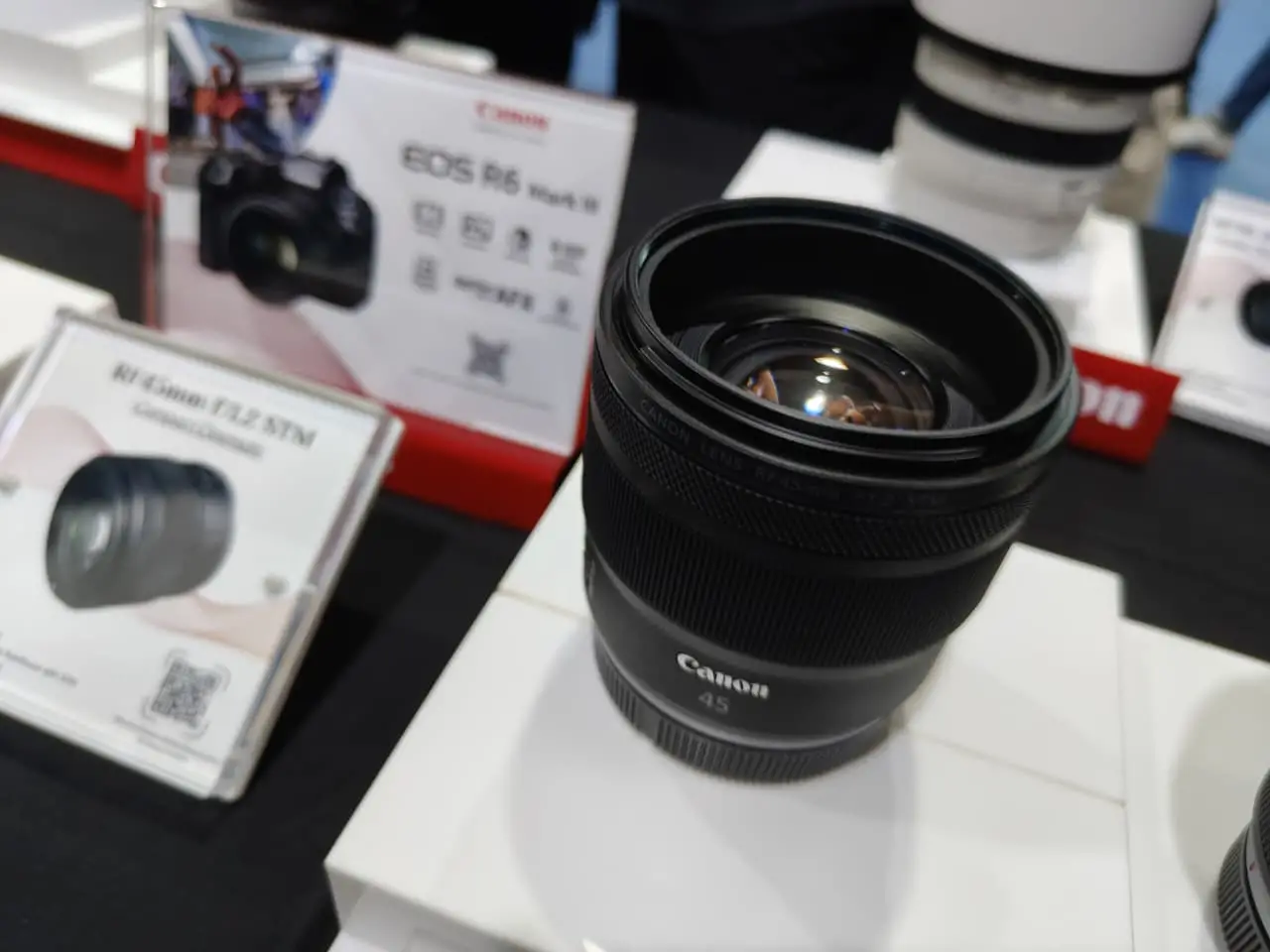 Lensa Canon RF45mm f1.2