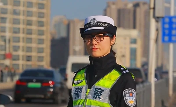 Polisi Lalu Lintas Pakai Kacamata AI