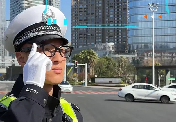 Polisi Lalu Lintas China Pakai Kacamata AI untuk Identifikasi Kendaraan 4 Polisi Lalu Lintas Pakai Kacamata AI