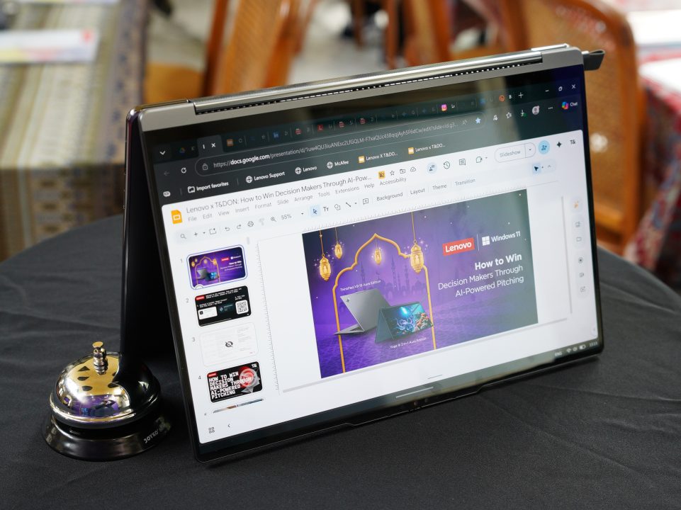Penyusunan Proposal Pitch di Lenovo Yoga 9i 2 in 1 Aura Edition