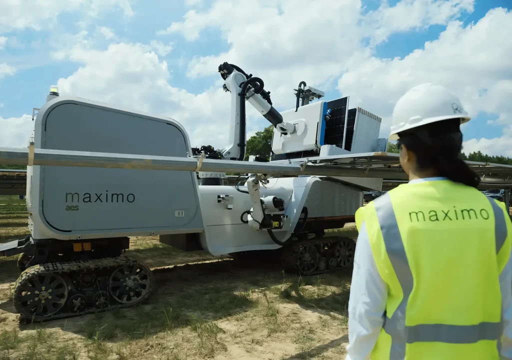 Robot AI untuk pasang panel surya