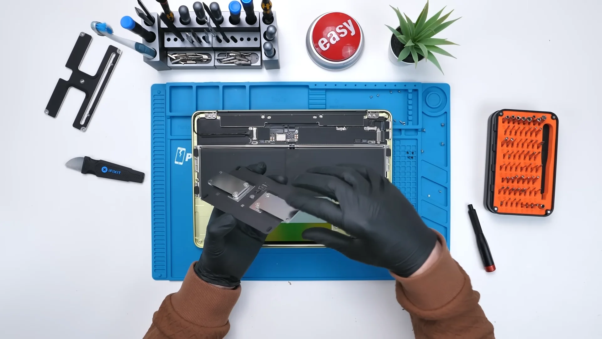 MacBook Neo Dibongkar, Desain Ramah Perbaikan 5 videoframe 357628