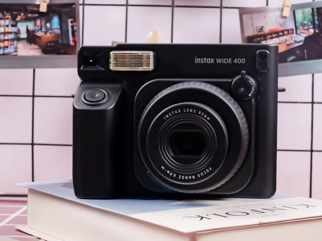 Instax WIDE 400 Kini Hadir Dalam Varian Warna JET BLACK