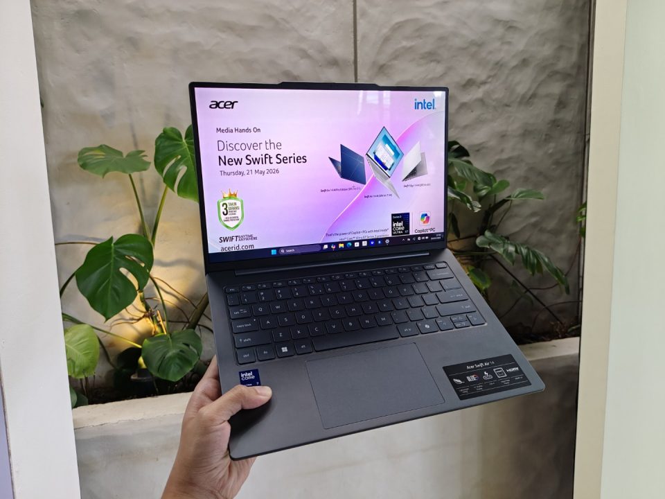 Mengulik Keunggulan Acer Swift Series Generasi Terbaru: Bodi Tipis dan Ringan hingga Fitur AI Berlimpah 2 Holding Acer Swift Air 14 AI with one hand