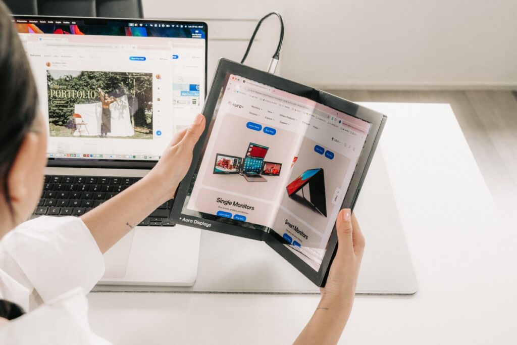 Monitor Portable Lipat AMOLED Ini Bisa Dilipat Jadi Sekecil Buku 2 Monitor Portable lipat Aura Display Single Flex Pro