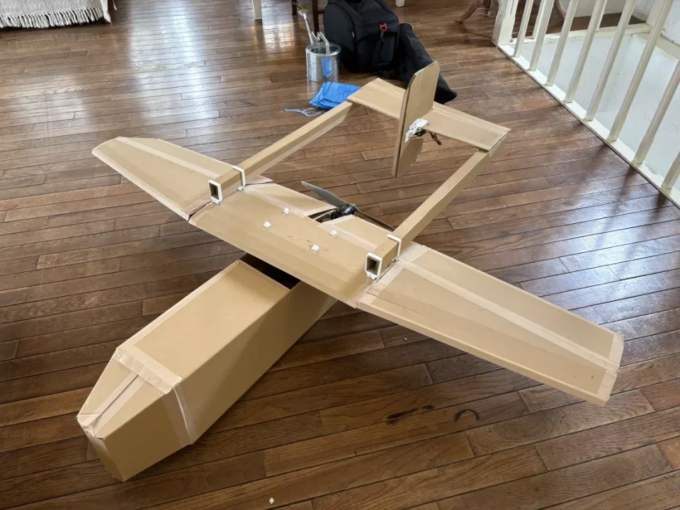 Drone kardus