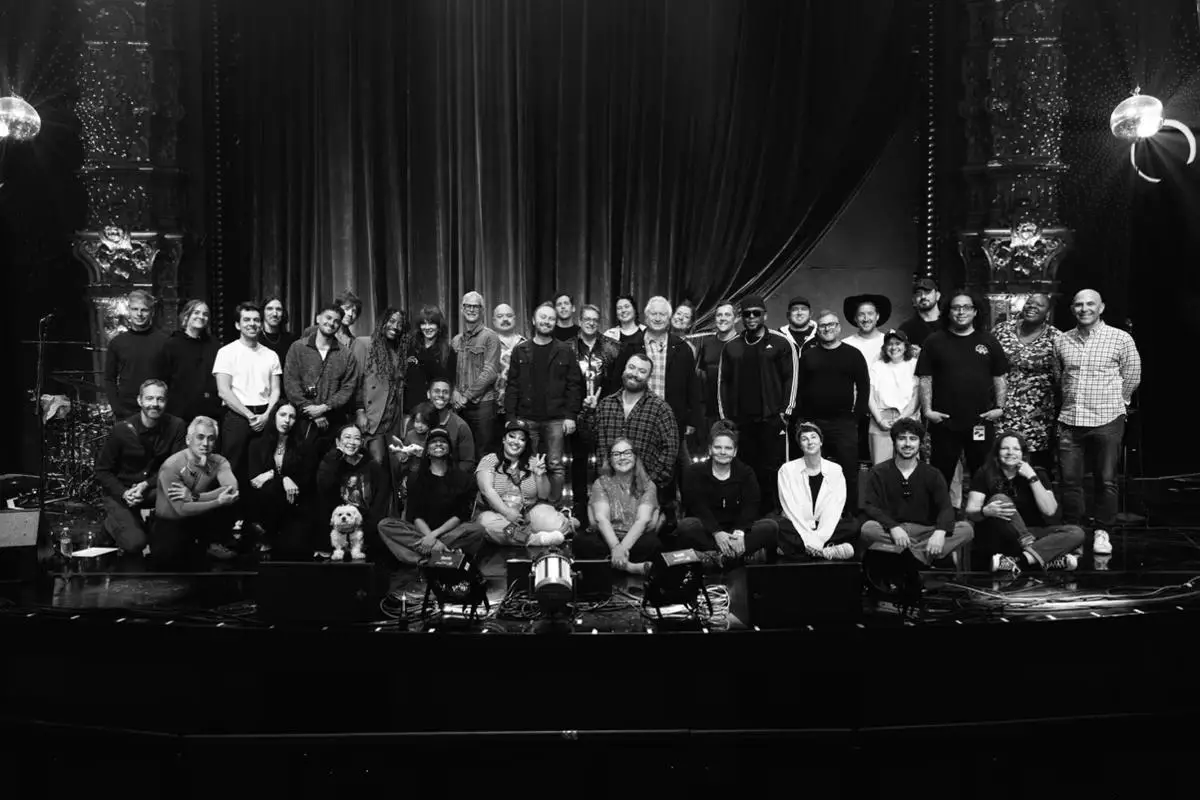 Foto 6 Sam Smith band dan tim produksi di balik layar dalam residensi terbarunya