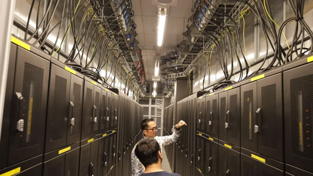 Bukan Sekadar Gudang Server: Cara Kerja Data Center Modern | Ngobrol Bareng Equinix 1 Bukan Sekadar Gudang Server Cara Kerja Data Center Modern Ngobrol Bareng Equinix YouTube 1 02