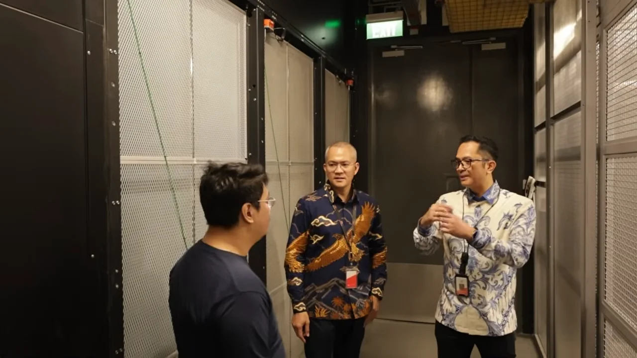 Bukan Sekadar Gudang Server: Cara Kerja Data Center Modern | Ngobrol Bareng Equinix 2 Bukan Sekadar Gudang Server Cara Kerja Data Center Modern Ngobrol Bareng Equinix YouTube 1 17