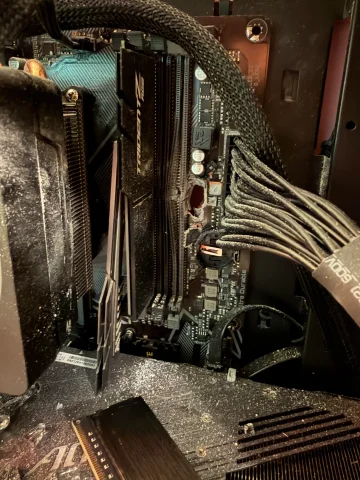 PC Gaming Jadi Tameng Tak Terduga, Selamatkan Pemilik dari Peluru Nyasar 3 PC Gaming Selamatkan Pemiliknya