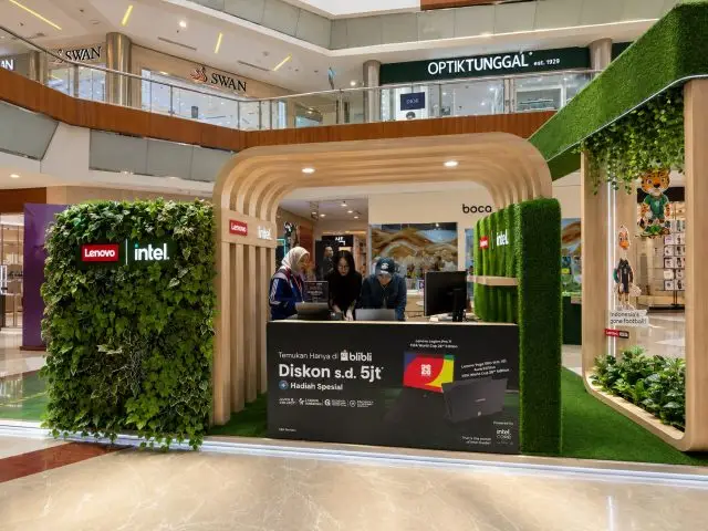 Mencoba Langsung Produk Lenovo Edisi Terbatas di Booth Lenovo x FIFA World Cup 26 Experience 4 Area Experience Powered by Intel di Lenovo FIFA World Cup 26TM Edition