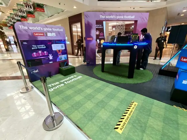 Mencoba Langsung Produk Lenovo Edisi Terbatas di Booth Lenovo x FIFA World Cup 26 Experience 3 Football Skill Challenge di Lenovo x FIFA World Cup 26 Experience