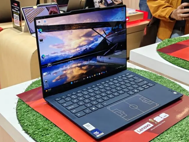Dari Tablet Ringkas Hingga Laptop Gaming, Ini Jajaran Produk Lenovo FIFA World Cup 26 Edition! 3 Yoga Slim 7i Ultra FIFA World Cup 26 Edition 3 Custom