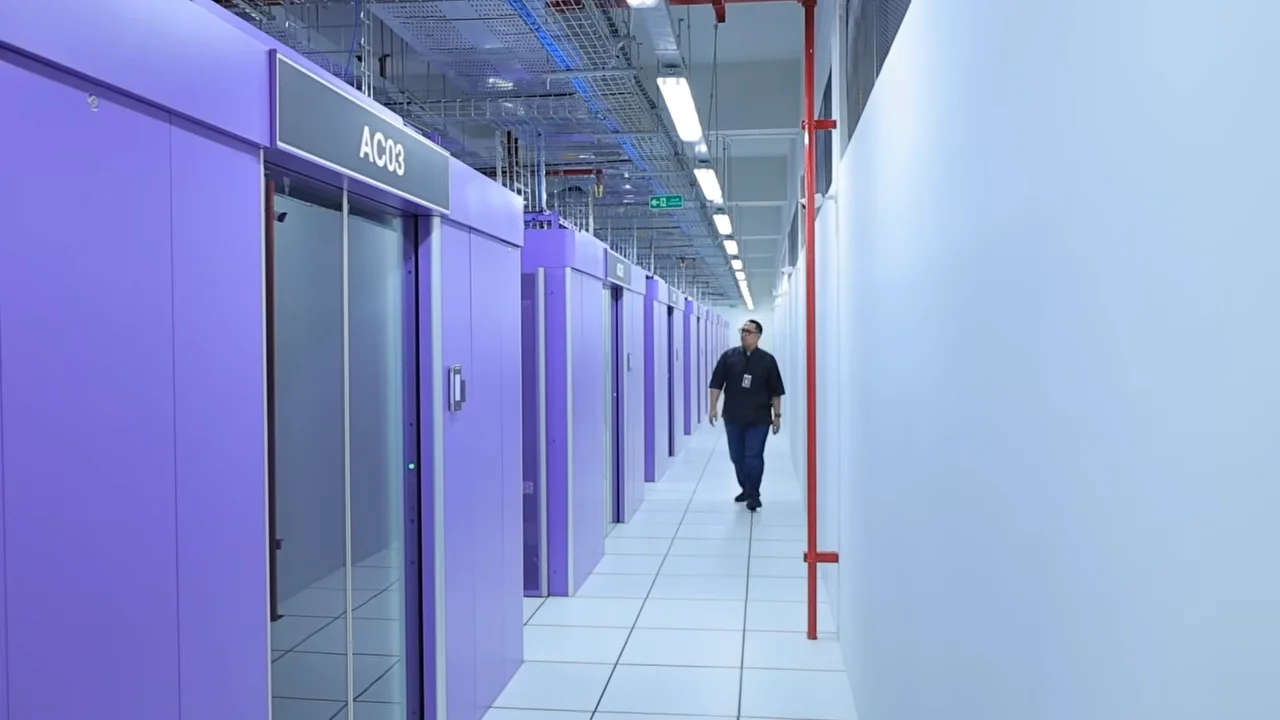Data Center dan Layanan Cloud Asli Indonesia! Apa Kelebihannya? feat. Datacomm 2 Data Center dan Layanan Cloud Asli Indonesia Apa Kelebihannya 01.33
