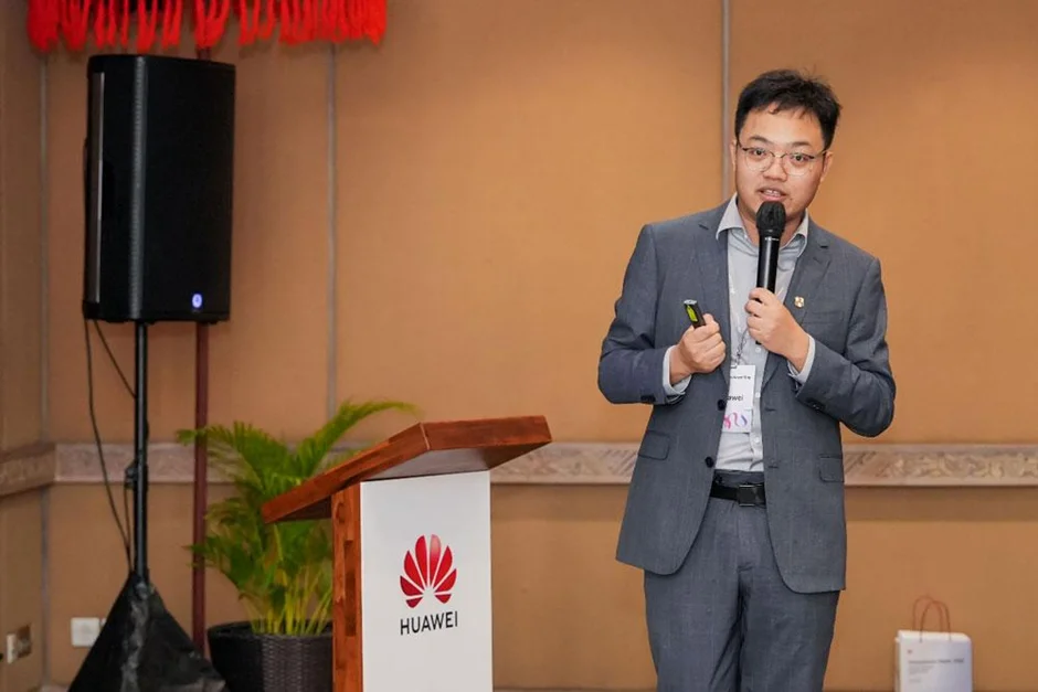 Direct Release: Huawei Tingkatkan Kemampuan Xinghe AI Fabric 2.0 untuk Membangun Jaringan Pusat Data Asia Pasifik Ultra-Tangguh 2 Johnny Cheng Vice President Data Center Network Domain Huawei Data Communication Product Line