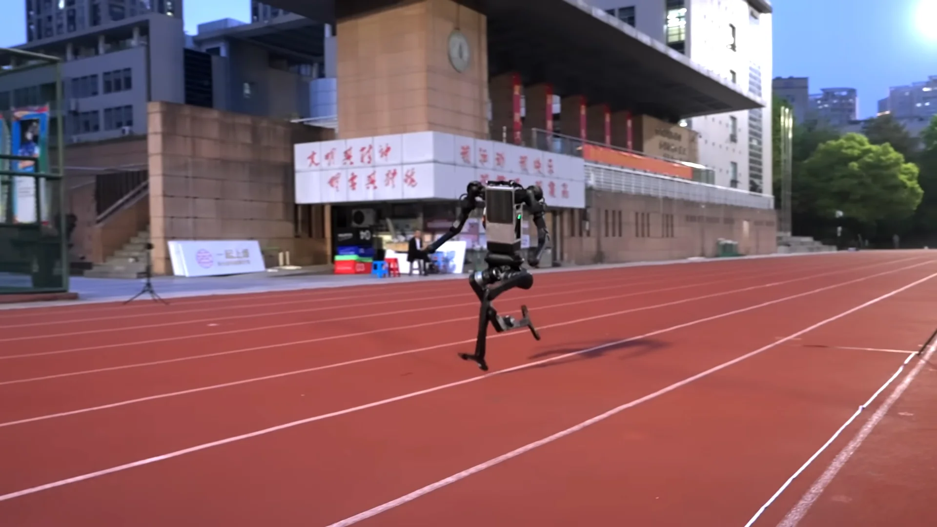 Robot Humanoid Terbaru Unitree Diklaim Bisa Lari Lebih Kencang dari Usain Bolt 11 Unitree Robot Humanoid Superman vs Usain Bolt