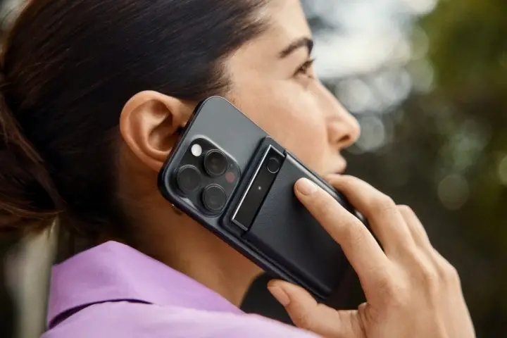 Plaud Note Pro dan NotePin S Resmi Hadir di Indonesia: AI Note Taker Ringkas dengan Beragam Fitur 3 Plaud Note Pro attached at the back of a phone