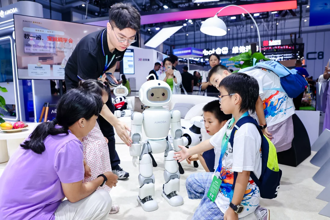 AiMOGA Perkenalkan Mobo, Robot AI yang Dirancang Jadi Pendamping Keluarga 2 AI robot AImoga MOBO