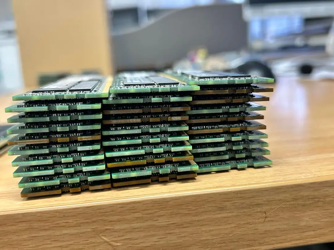 RAM Lagi Mahal, Orang Ini Malah Punya Hampir 2TB di Garasi 5 PC Enthusiast Temukan RAM 2TB di garasi