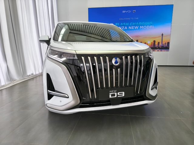 Resmi Mengaspal, Ini Deretan Peningkatan DANZA New D9 2 BYD DANZA NEW D9 1