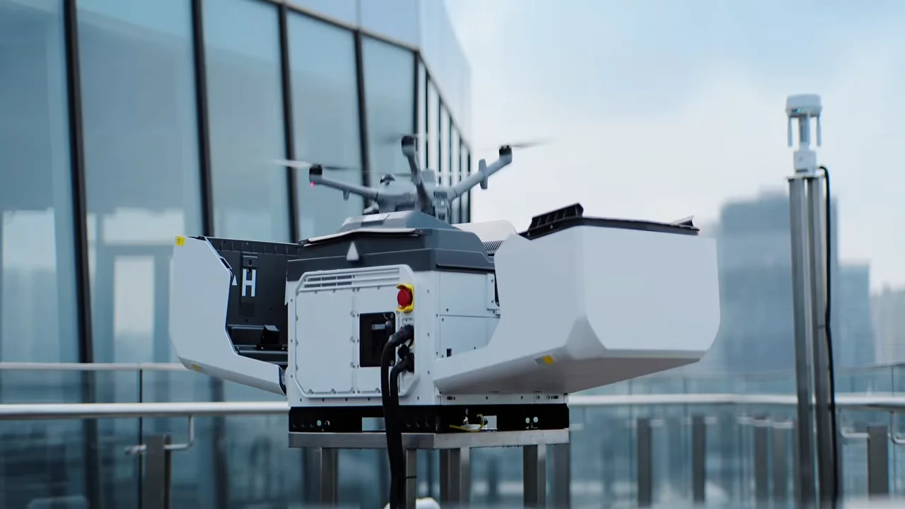 Drone Baru DJI Bisa Ganti Baterai Hanya 25 Detik Sambil Terbang 3 Drone DJI ganti baterai