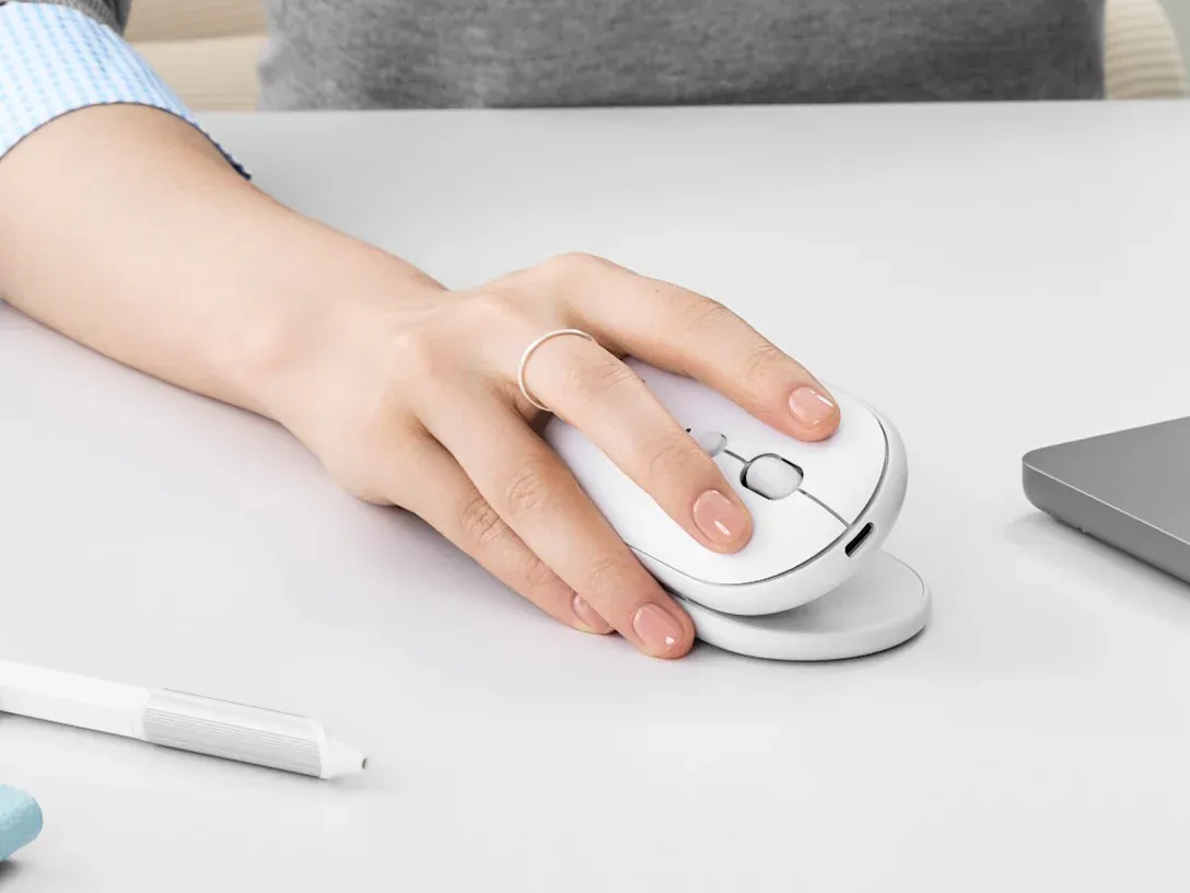 Logitech Pebble Up, Usung Desain 2-in-1 Bisa Jadi Mouse Slim atau Vertikal! 3 pebble up mouse off white lifestyle gallery 6